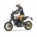 Мотоцикл Scrambler Ducati Desert Sled с мотоциклистом